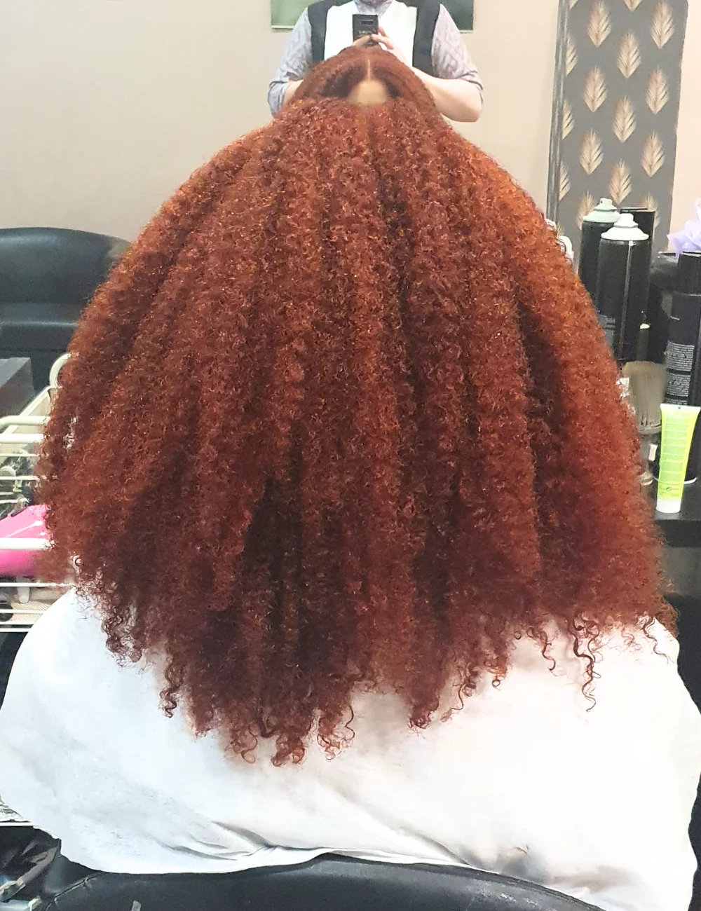 tinte cobre en pelo rizado afro